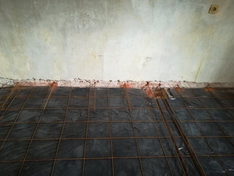 мустаци на армирана бетонова плоча